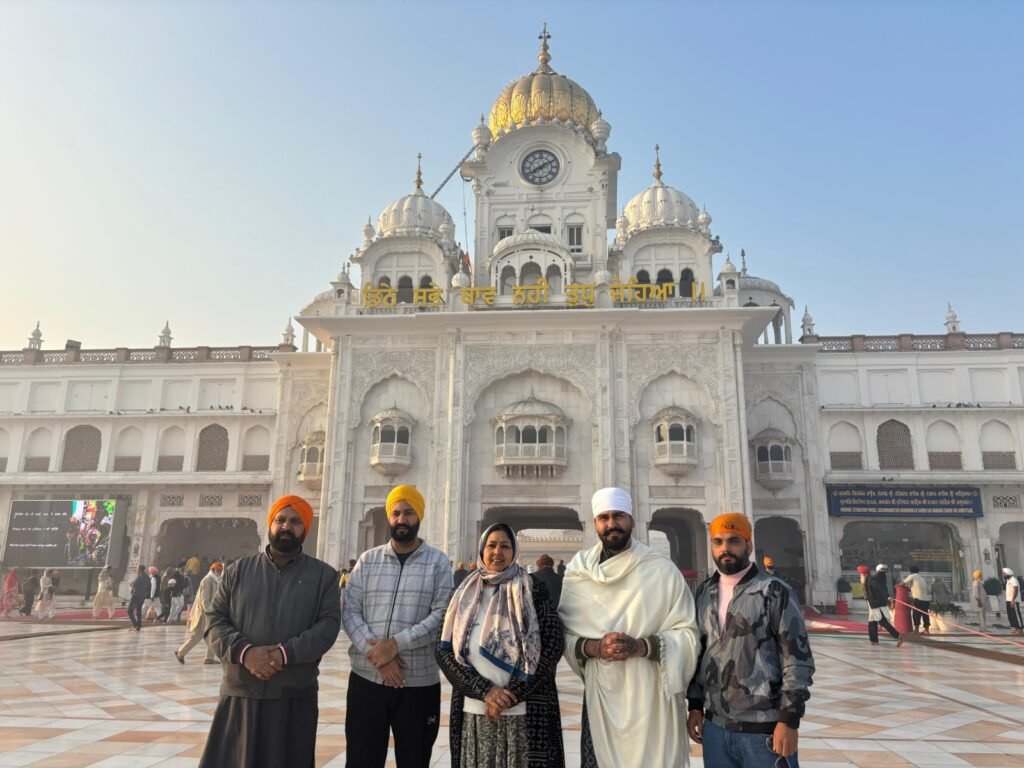 Team of “Hey Siri Ve Siri” Visits Golden Temple to Pay Respect