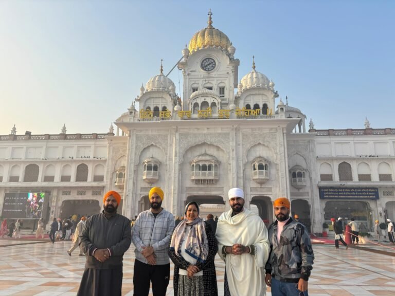 Team of “Hey Siri Ve Siri” Visits Golden Temple to Pay Respect